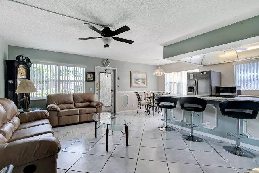 273 Chatham N, West Palm Beach, FL 33417