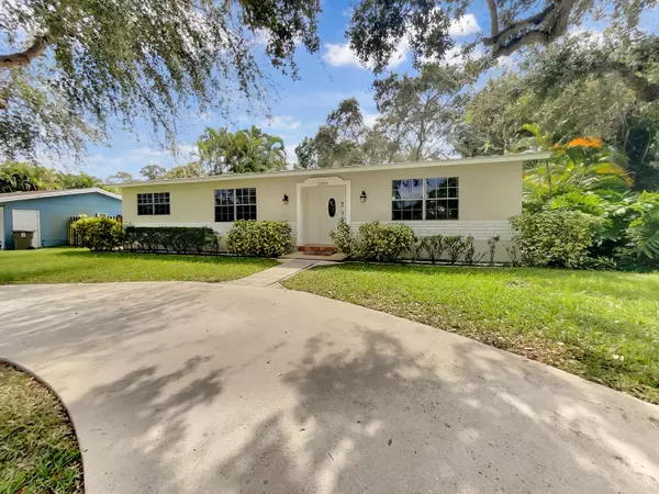 2388 Holly LN, West Palm Beach, FL 33410