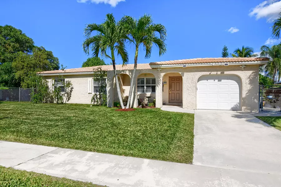 10905 Jennifer LN, Boca Raton, FL 33428