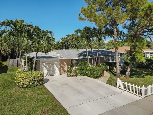 2573 Conroy DR, North Palm Beach, FL 33403