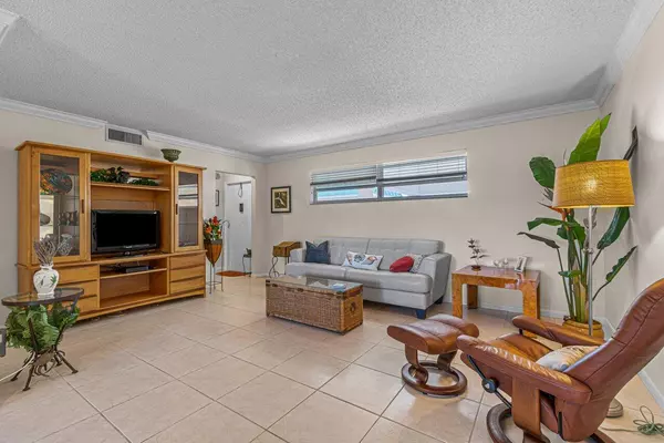 Boynton Beach, FL 33435,21 Colonial Club DR 303
