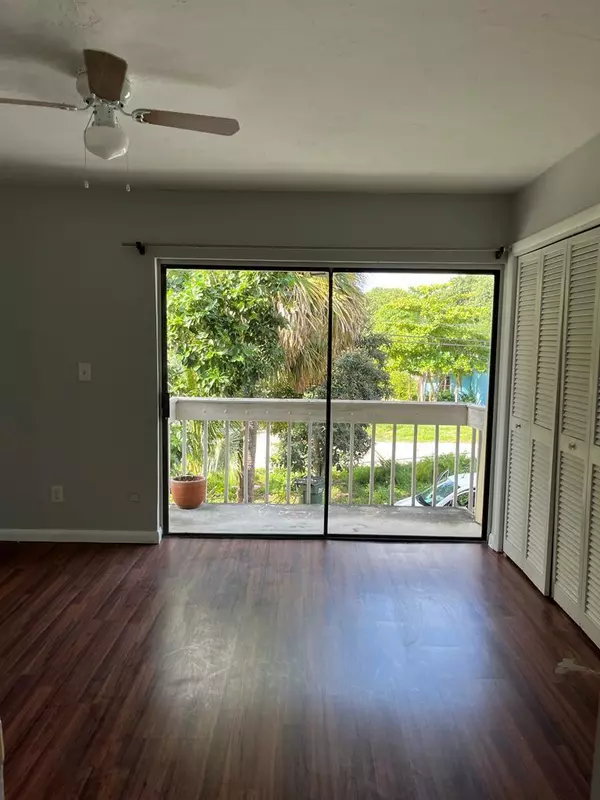 Delray Beach, FL 33445,935 SW 20 CT