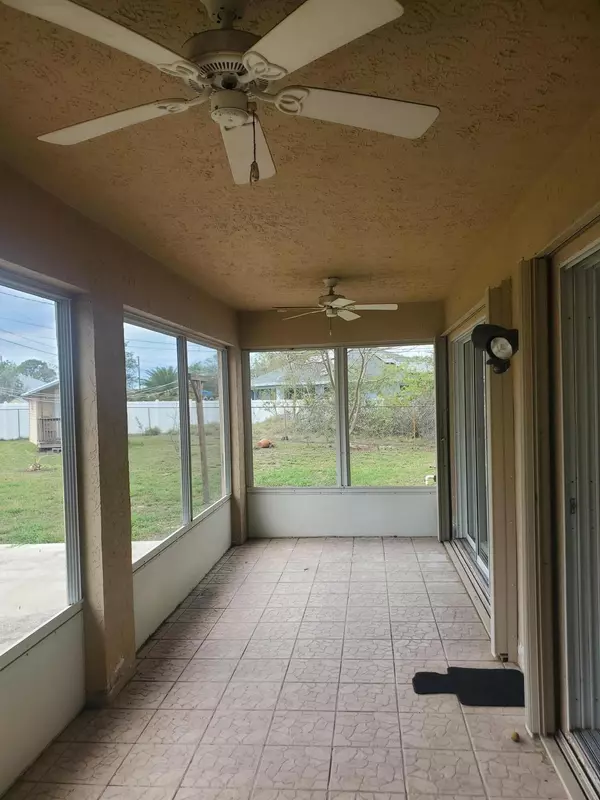 Port Saint Lucie, FL 34953,380 SW Paw CT