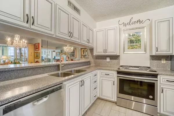 West Palm Beach, FL 33401,3716 Whitehall DR 403