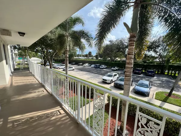 Boca Raton, FL 33433,6037 Balboa CIR 205