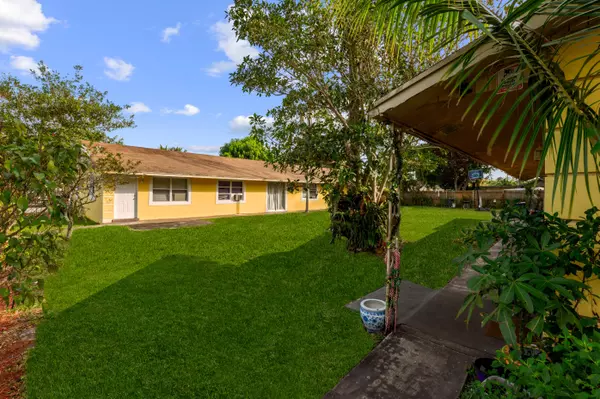 5812 Banana RD, West Palm Beach, FL 33413