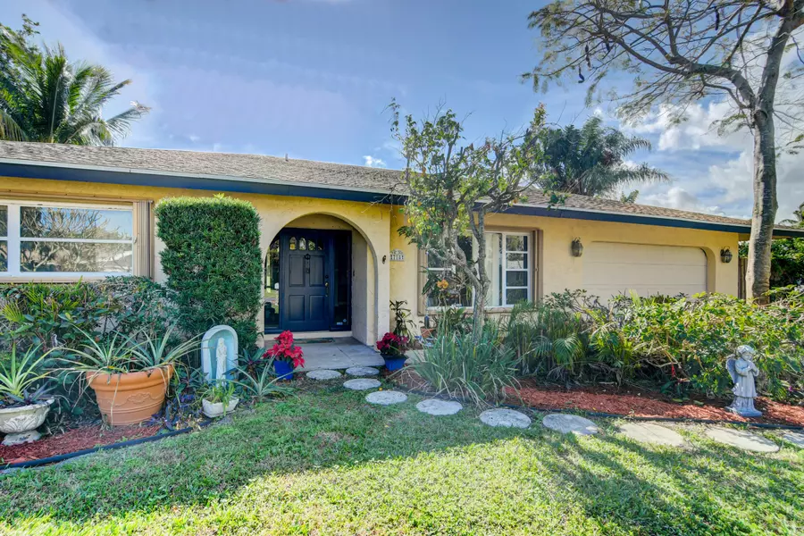 718 SW 27th PL, Boynton Beach, FL 33435