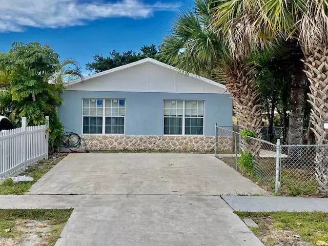 5857 W Bermuda CIR, West Palm Beach, FL 33407