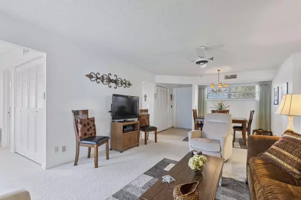 Boynton Beach, FL 33435,28 Colonial Club DR 205