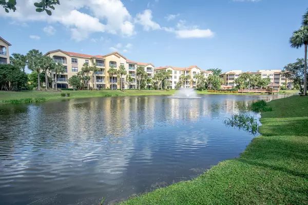 300 Uno Lago DR 104, Juno Beach, FL 33408