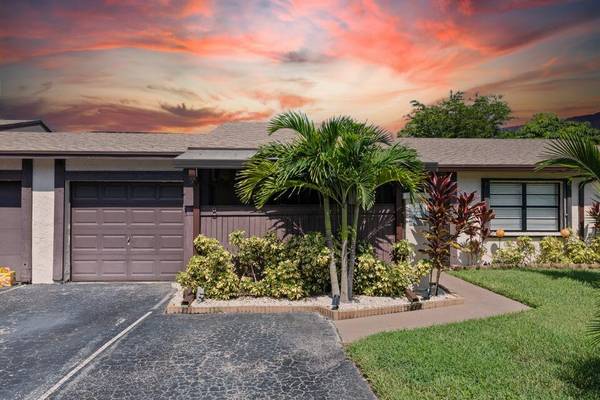 8 Seneca CT, Royal Palm Beach, FL 33411