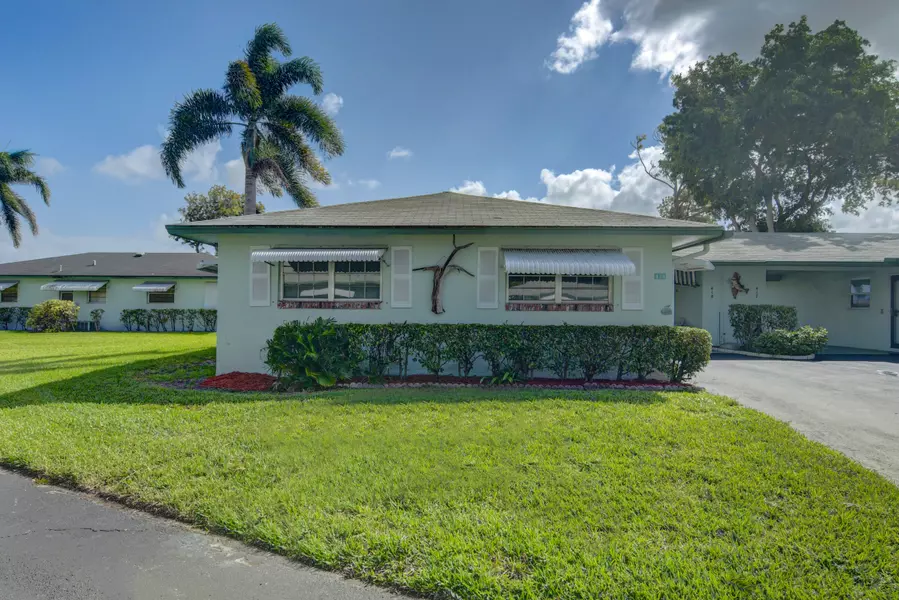 418 Bluebird LN, Delray Beach, FL 33445