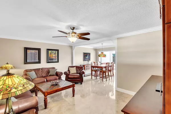 Boynton Beach, FL 33435,14 Colonial Club DR 303