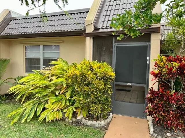 107 Lake Terry DR, West Palm Beach, FL 33411