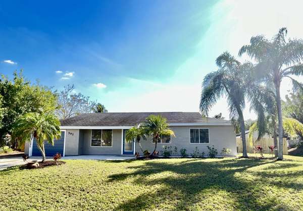 592 SE Whitmore DR, Port Saint Lucie, FL 34984