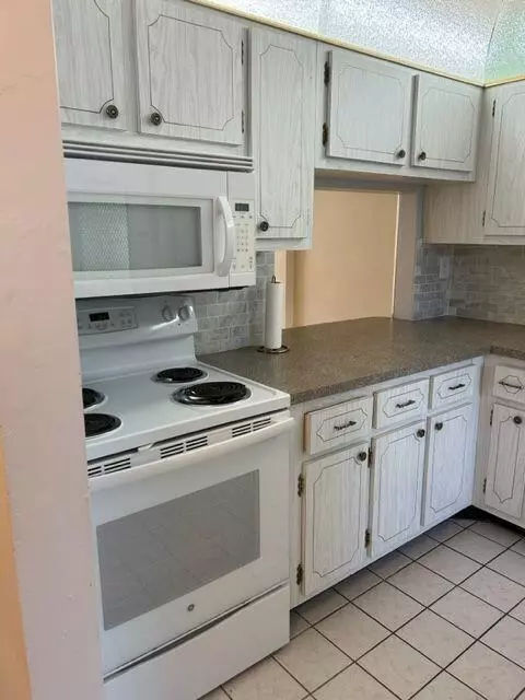 Lake Worth, FL 33461,2616 N Garden DR 105