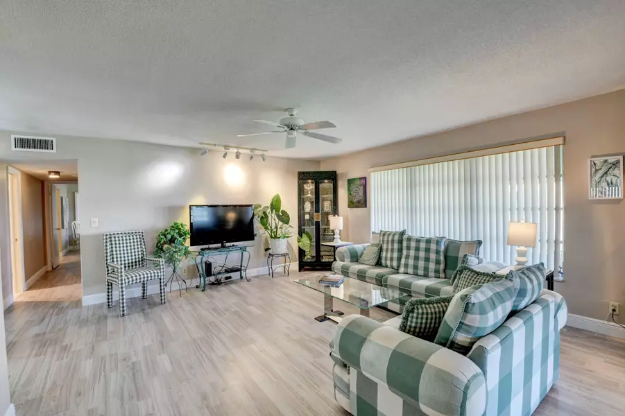 200 E High Point CT Apt D, Delray Beach, FL 33445