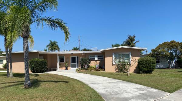 1115 SE Mayfair LN, Port Saint Lucie, FL 34952