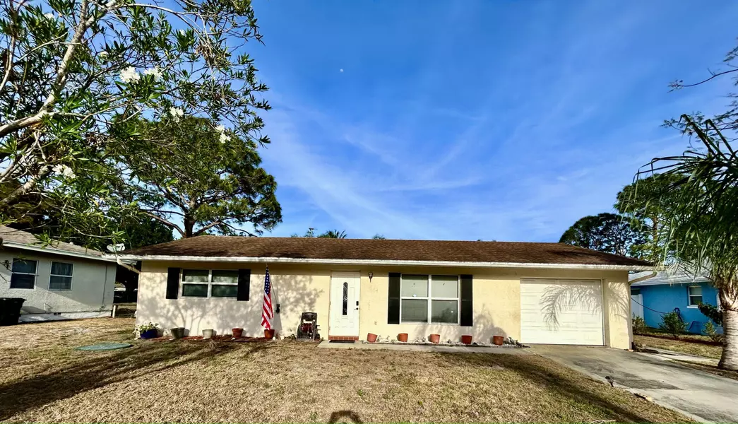 661 SE Prineville ST, Port Saint Lucie, FL 34983