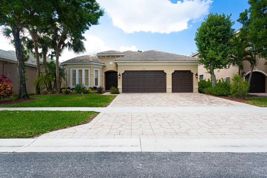 1339 Beacon CIR, Wellington, FL 33414