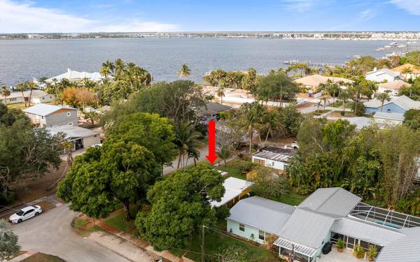 Jensen Beach, FL 34957,882 NE Rio AVE