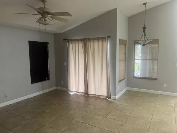 Port Saint Lucie, FL 34953,330 SW Log DR