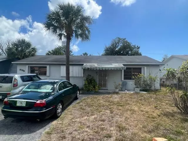 5704 Elmwood ST, Mangonia Park, FL 33407