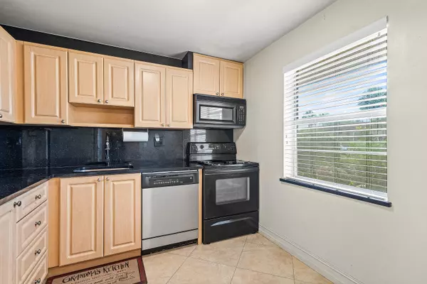 Delray Beach, FL 33446,2 Abbey LN 103