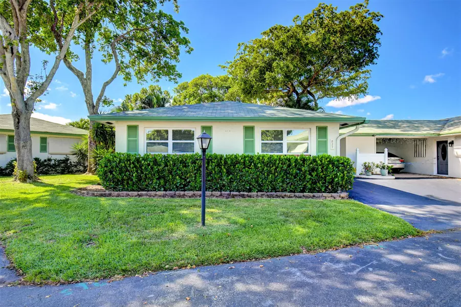 827 Meadowlark LN, Delray Beach, FL 33445