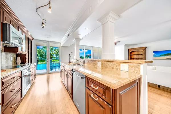 Hypoluxo, FL 33462,102 Half Moon CIR C2