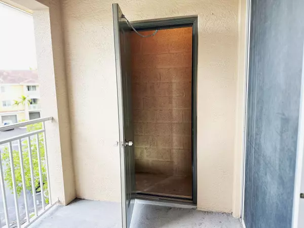 West Palm Beach, FL 33411,6410 Emerald Dunes DR 301