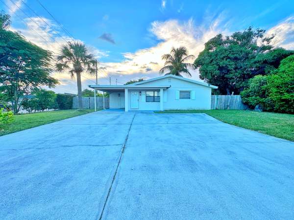 1423 S Broadway,  Lantana,  FL 33462