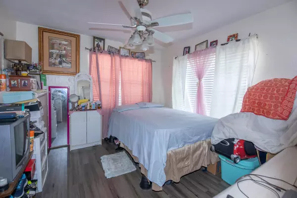 Lake Worth Beach, FL 33460,922/928 S Dixie HWY 922 & 928 & Back & Up