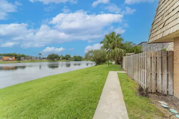 Palm Springs, FL 33461,384 Lake Arbor DR 384