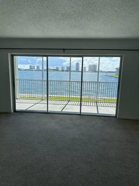 Riviera Beach, FL 33404,2936 Lake Shore DR 202