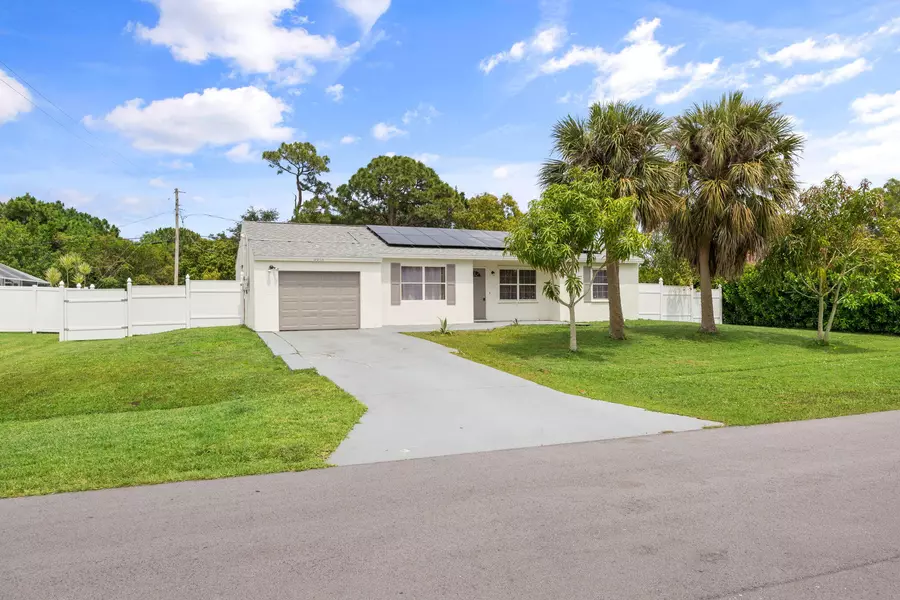 2210 SE Heathwood CIR, Port Saint Lucie, FL 34952