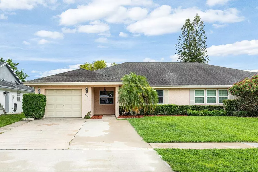 904 Lantern Tree LN, Wellington, FL 33414