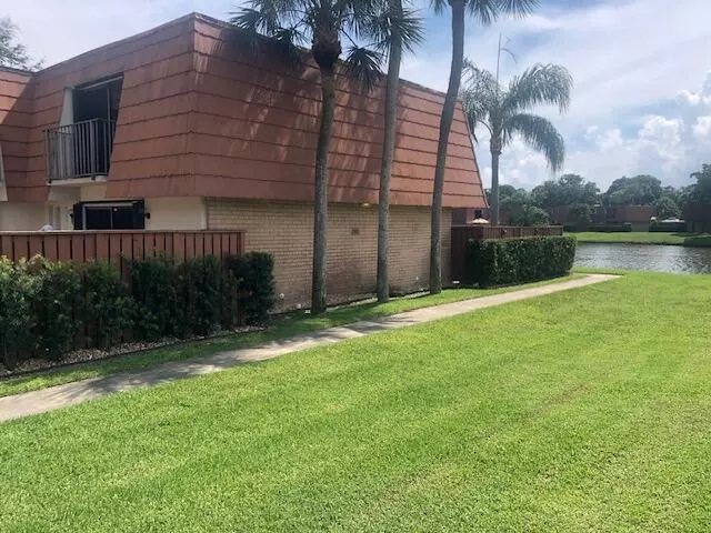 Boynton Beach, FL 33436,521 Live Oak LN 521