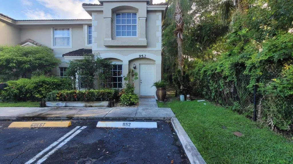 952 Summit Lake DR, West Palm Beach, FL 33406