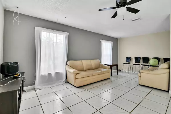 Greenacres, FL 33463,5894 S 38th ST