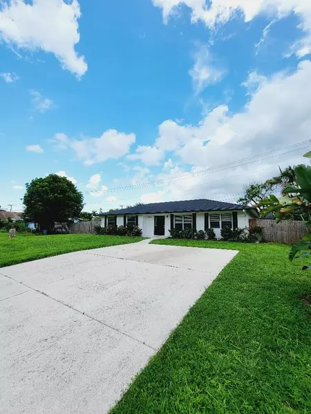 9073 Lantern DR, Lake Worth, FL 33467