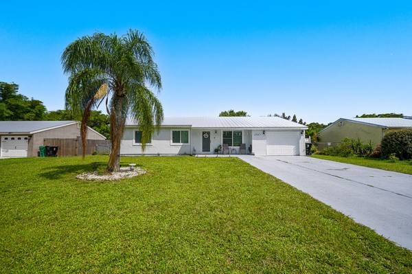 2043 SE New York ST, Port Saint Lucie, FL 34952