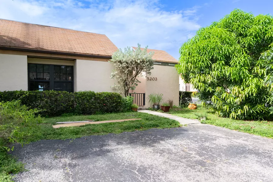 5203 Tarregon LN, Palm Beach Gardens, FL 33418