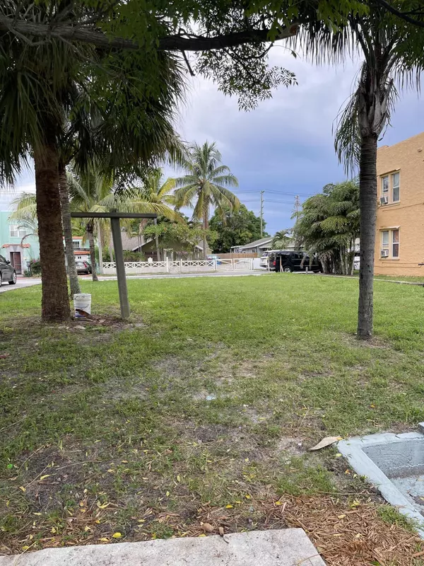 Lake Worth, FL 33460,114 S B ST