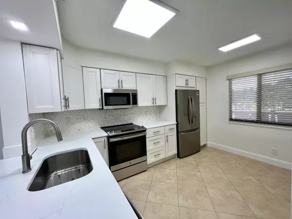 Delray Beach, FL 33446,7076 Huntington LN 401