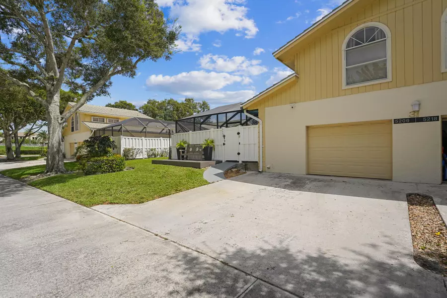 5206 Woodruff LN, Palm Beach Gardens, FL 33418