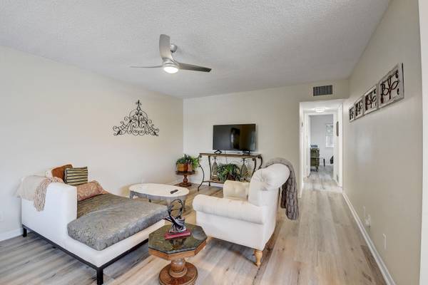 Boynton Beach, FL 33435,240 W Horizons 201