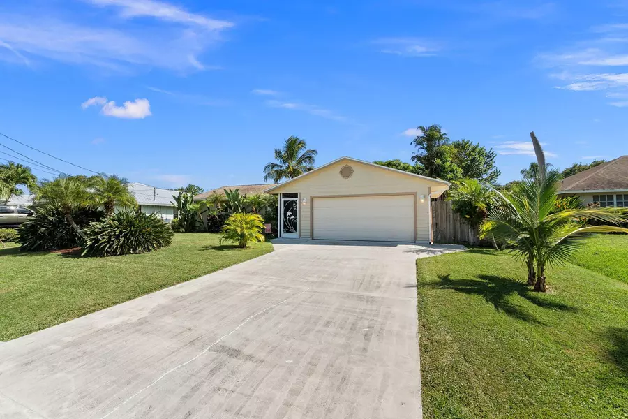 484 SE Nome DR, Port Saint Lucie, FL 34984