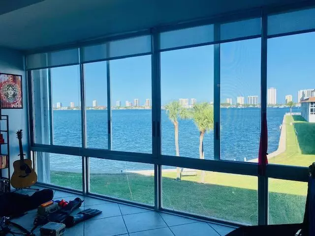 Riviera Beach, FL 33404,2936 Lake Shore Drive 308