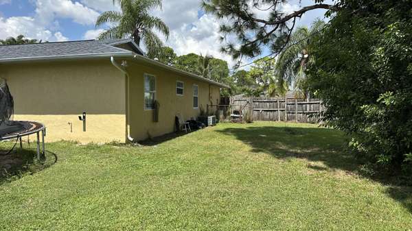 Port Saint Lucie, FL 34984,226 SW De Gouvea TER